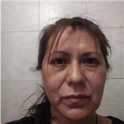 Profesora de lenguaje imparte clases para estudiantes entre 10 a 15 años
